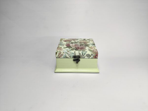 Vintage garden jewellery box with elegant floral design