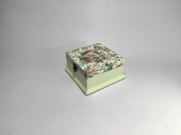Vintage garden jewellery box with elegant floral design